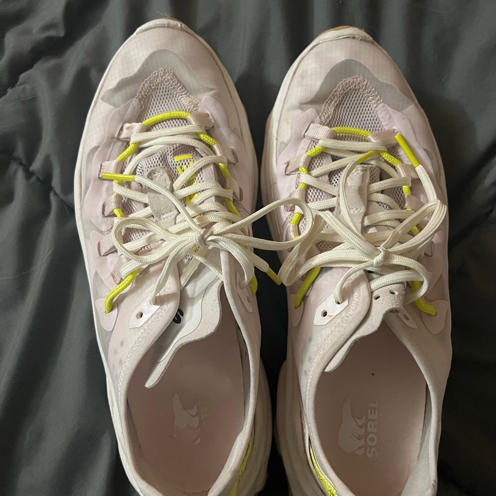 Like new sorel tennis shoes women
